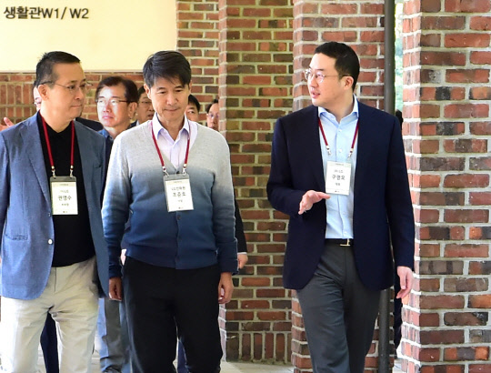 구광모 LG 회장(오른쪽)이 24일 경기도 이천 LG인화원에서 열린 사장단 워크숍에 참석해 최고경영진과 대화하며 이동하고 있다. <연합뉴스>